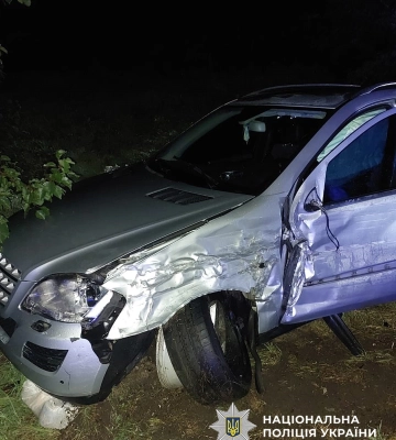 На Черкащині «Mercedes-Benz ML 320» протаранив дві автівки: двоє людей у лікарні. ФОТО