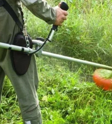 В Острозі камінь під час косіння трави розбив скло машини