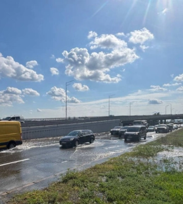 У Києві прорвало трубу – рух на Набережному шосе ускладнено