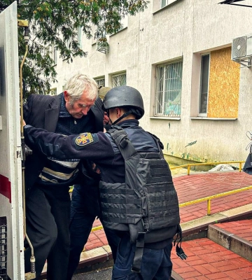 На Сумщині рятувальник допоміг евакуювати в безпечне місце літнього чоловіка
