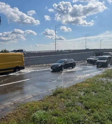 У Києві на Набережному шосе ускладнено рух через прорив труби