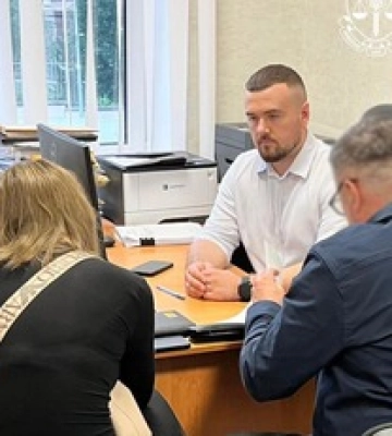 Повідомлено про підозру 23-річній киянці за поширення в Інстаграмі фото з прапором Третього Рейху