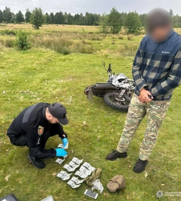 На Рівненщині викрили 19-річного юнака, який переправляв чоловіків за кордон на мотоциклі