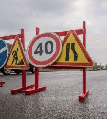 У Києві через аварію на водопроводі частково перекрили рух Набережним шосе