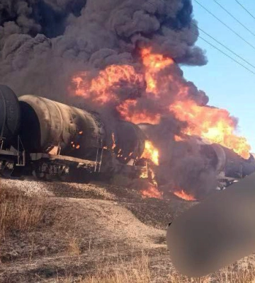 Последствия удара по поезду с топливом на оккупированном Запорожье показали на фото