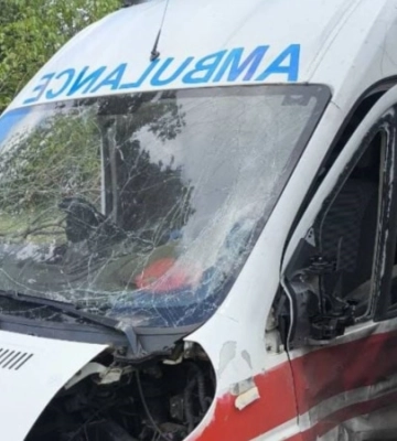 Поліція Харківщини: російський дрон влучив у авто швидкої допомоги, поранені медичні працівники