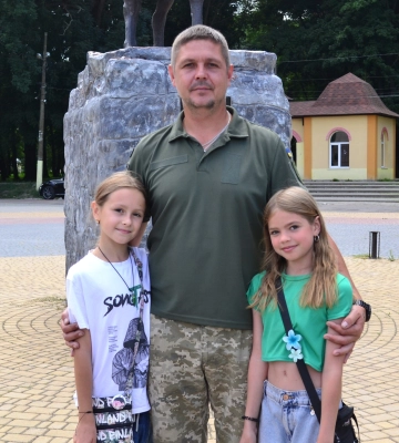 На Монастирищині однокласниці передали військовим гроші, які заробили на продажі виробів власноруч