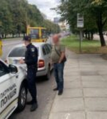 У Львові 71-річний водій без прав намагався відкупитися від патрульних 100 доларами