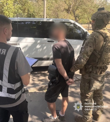 У Миколаєві поліцейські затримали на гарячому збувача зброї та боєприпасів. ФОТО