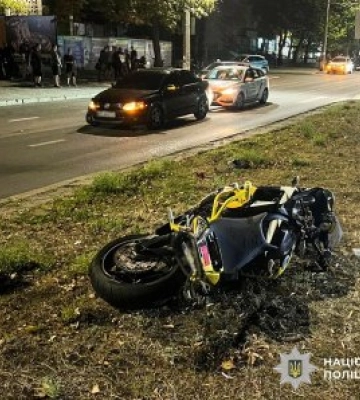 У Миколаєві поліцейські встановлюють обставини автопригоди за участі автомобіля та мототранспорту