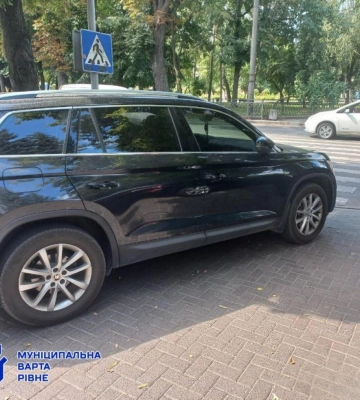 У Рівному за тиждень винесли близько 600 постанов за порушення паркування