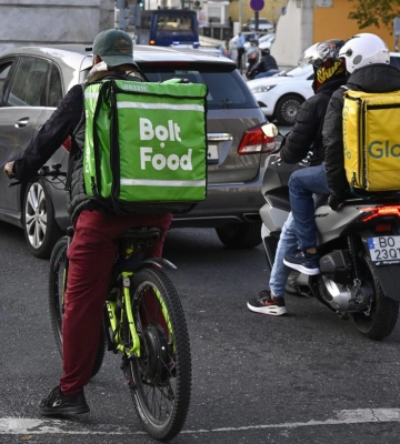 Кабмін схвалив нові податки на доходи від Uber, Glovo та інших платформ: що зміниться