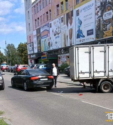 У Черкасах вантажівка, здаючи назад, зіштовхнулася з Ауді (ФОТО)