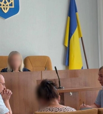 Працівницю моргу, яка зрізала золоті прикраси з тіл загиблих захисників, взяли під варту