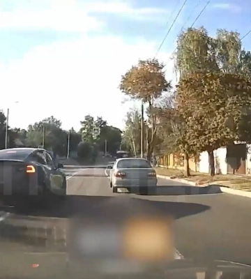 Tesla по встречной полосе ездила по улицам Харькова (видео)