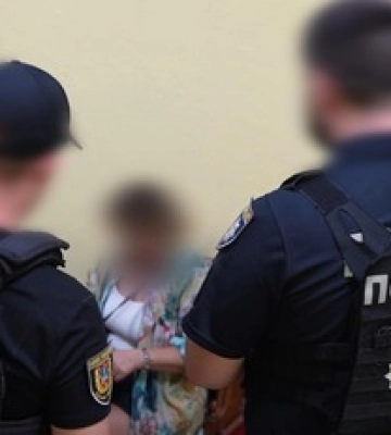 Приковувала інвалідний візок ланцюгом до стовпа — в Одесі судитимуть жінку, яка змушувала 96-річну матір жебракувати