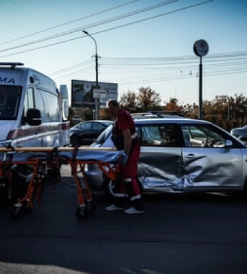 Людину затиснуло всередині: у Луцьку на Рівненській – аварія 