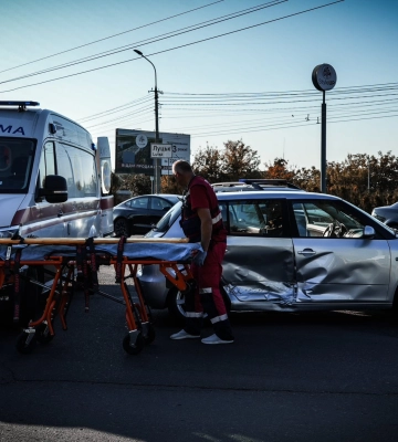 У Луцьку рятувальники вивільнили з автівки чоловіка, якого затисло внаслідок ДТП