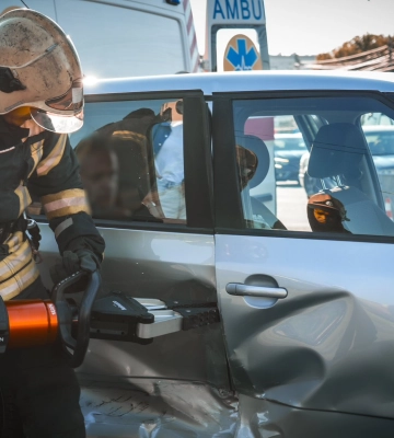 У Луцьку після зіткнення двох авто пасажира затисло у салоні