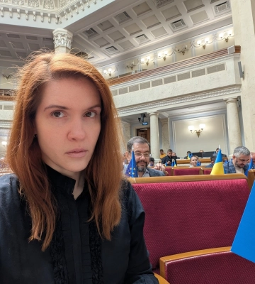 Безуглая подала в суд на Тополю! Депутат обвинила певца в мошенничестве с командировками
