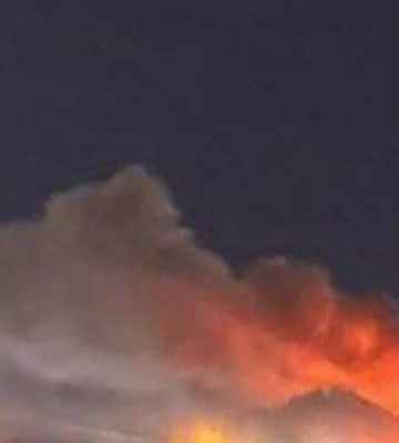 Прозвучала серия взрывов: россияне атаковали Киев баллистикой, над городом поднимается дым