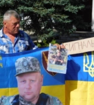Вірять, моляться й чекають: у селищі на Рівненщині родичі зниклих безвісти захисників влаштували тиху акцію