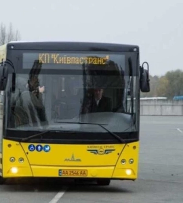 У Києві після нічної атаки змінено маршрути громадського транспорту: як курсує