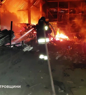 Дніпропетровщина: БпЛА ворога вночі пошкодили сільгосппідприємства та транспорт