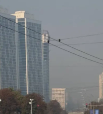 Над Києвом утворився смог внаслідок нічних обстрілів: поради
