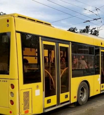 В Киеве после ночной массированной атаки перекрыли ряд улиц, автобусы и троллейбусы изменили маршруты