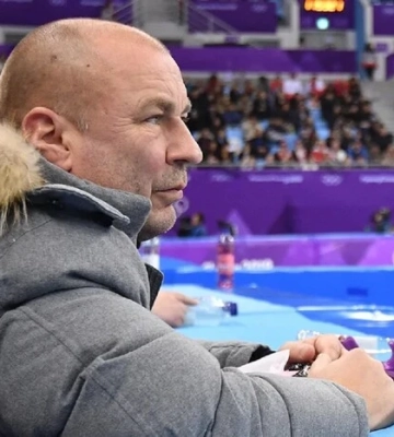 Російський тренер обізвав американців «тупими», бо у нього виникли проблеми з паспортом США