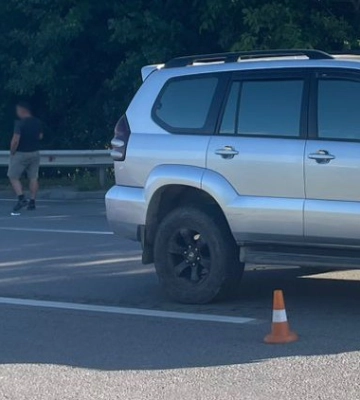 Під Львовом Toyota Land Cruiser протаранив Renault Sandero: що відомо