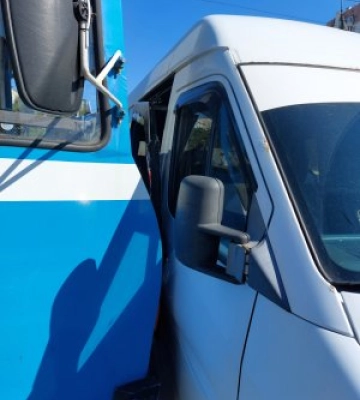 На перетині Ігоря Бедзая та 6-ї Слобідської: ДТП за участю мікроавтобусу та трамвая