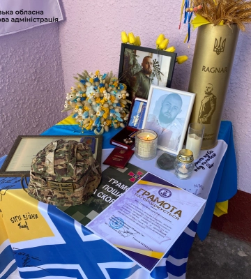 Назавжди – 25: у Запоріжжі відкрили меморіальну дошку на честь полеглого Захисника Валерія Вострікова