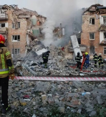 Сибіга з іноземними дипломатами відвідали місце удару РФ по багатоповерхівці у Києві