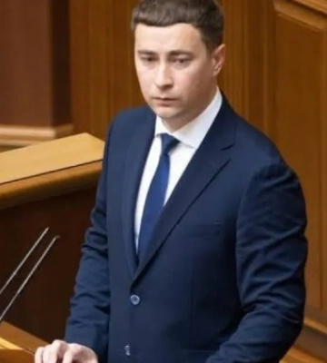 Семья экс-министра Романа Лещенко после сделки с 500 га госземель поселилась в новой квартире и приобрела корпоративные права на 1,1 млн грн