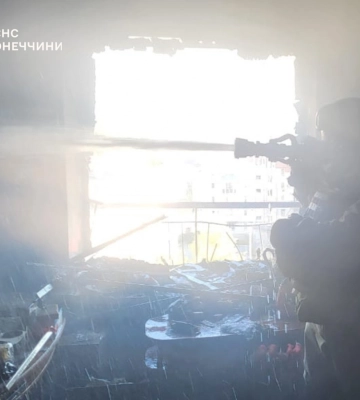 Російський безпілотник атакував дев&#039;ятиповерхівку у Лимані: виникла пожежа