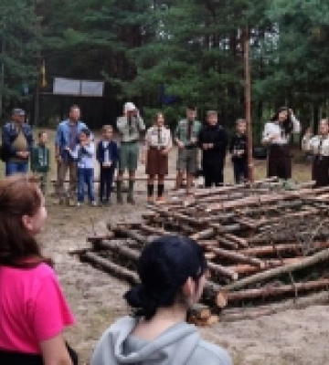 Благодійна ватра: у Вараші нацгвардійці зустрілись з пластунами