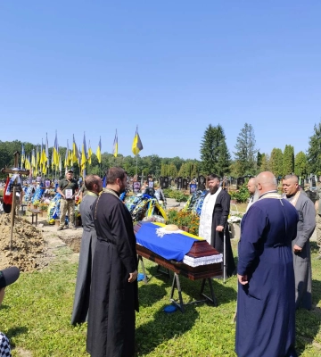 Овдовіла дружина, без батька залишилися дві донечки: на Волині попрощались з Героєм Віктором Галабурдою