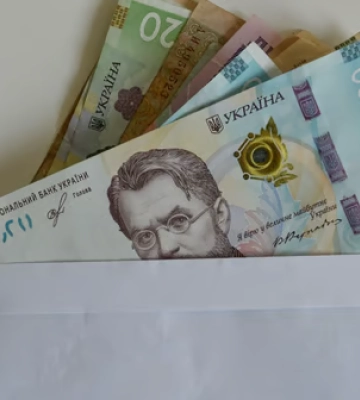 Скільки дарувати грошей на день народження у 2025 році: оптимальні суми для рідних, друзів і колег
