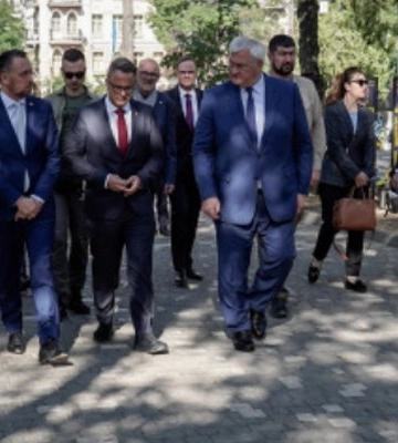 Міністр Люксембургу &quot;стрибнув в обійми&quot; до Сибиги під час візиту в Одесу - ВІДЕО