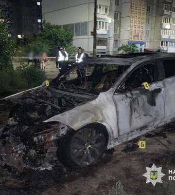 У місті на Дніпропетровщині хлопці-підлітки на чолі з дівчиною розтрощили автомобіль (Відео)