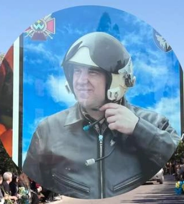 У Кропивницькому попрощалися із загиблим пілотом МіГ-29 Сергієм Бондарем
