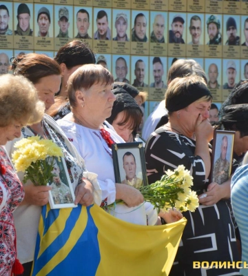 Сім’ї родичів полеглих захисників зібралися в Луцьку, щоб нагадати: «Час не лікує»