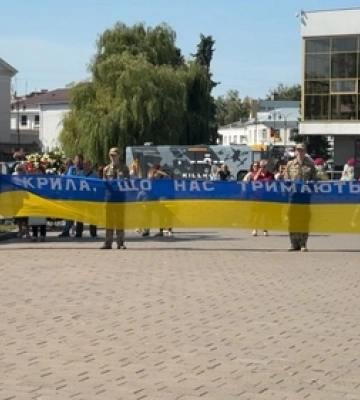 «Час не лікує»: у Луцьку вшанували полеглих захисників 40-метровим прапором пам’яті 