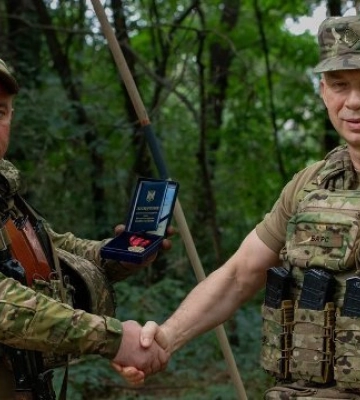 Врятував пораненого та відкопав тіла загиблих бійців: Сирський нагородив солдата Кузю «Хрестом Хоробрих»
