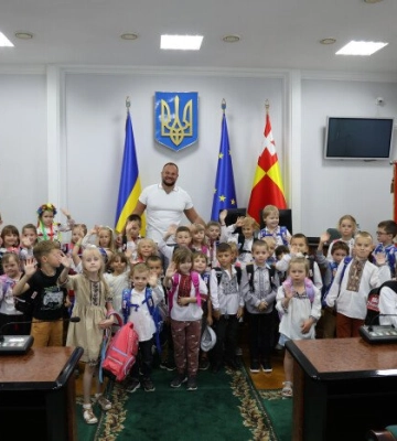 Луцький міський голова вручив дітям пільгових категорій перші у їхньому житті шкільні портфелі