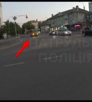 У Рівному оштрафували водія маршрутки, який порушив ПДР на світлофорі (ВІДЕО)