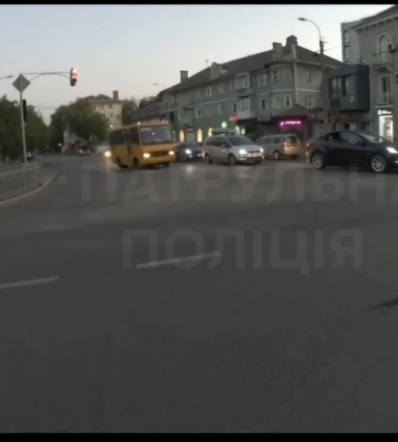 У Рівному оштрафували маршрутника, який проїхав на червоний сигнал світлофора (ВІДЕО)