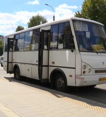 Громадський транспорт Рівного: де їздять вчасно, а де пасажири нервують (ВІДЕО)